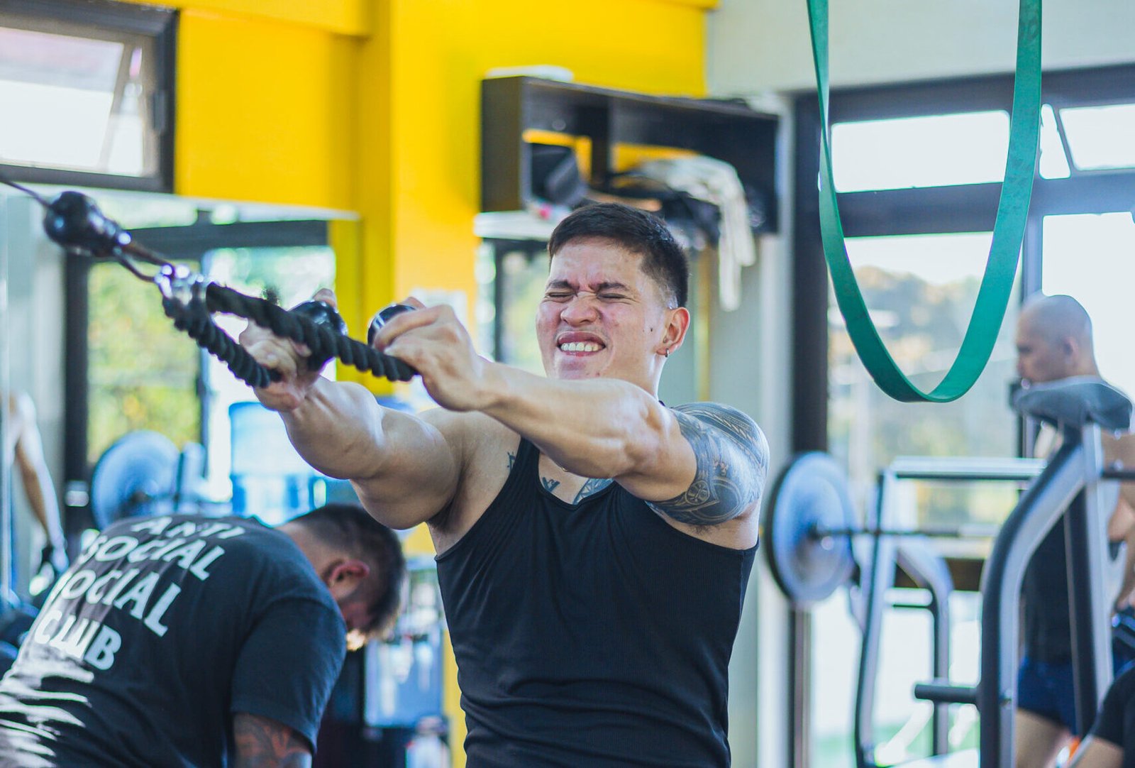 Man using hybrid workouts in Baumann Fit Box